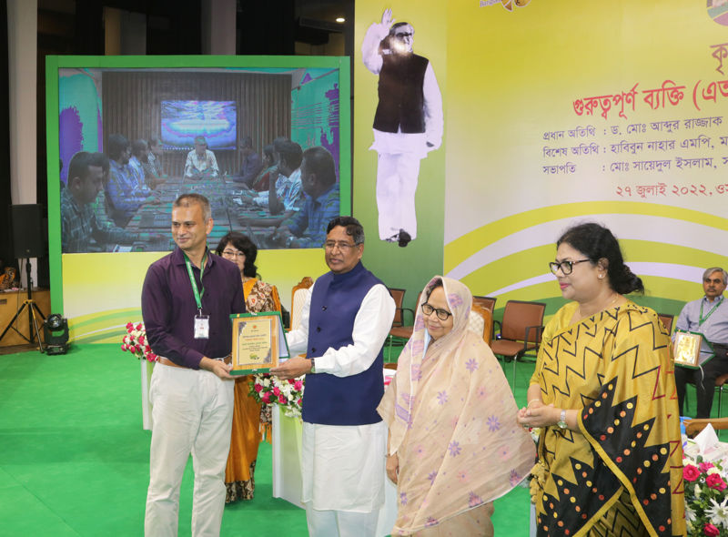 Award Receiving AR Tarim